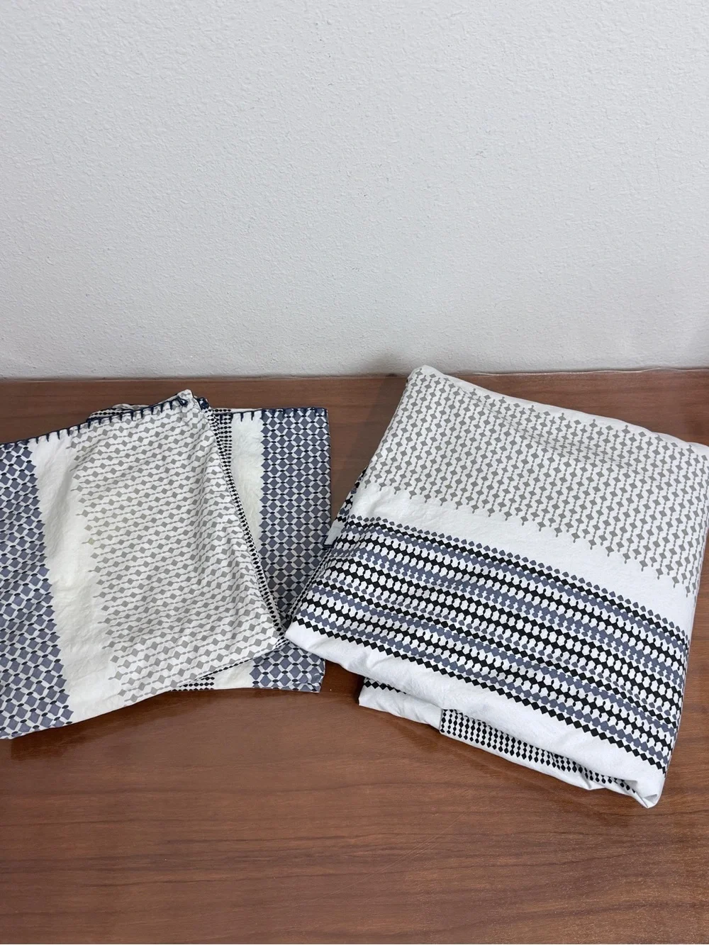 Crate&Barrel Medina Navy and White Geometric Duvet Cover & Shams Set Full/Queen